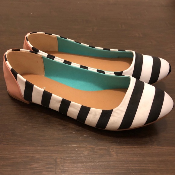 🎉HOST PICK🎉 Qupid Black and White Striped Flats - Picture 3 of 8